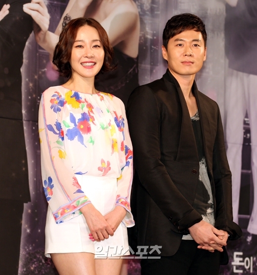 オム・ジウォンとヨン・ジョンフンが２７日、ドラマ「愛もお金になりますか」の制作発表会場の６３ＣＩＴＹコンベンションセンターで 、笑顔で写真撮影に応じている。