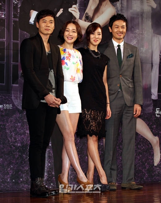 ドラマ「愛もお金になりますか」の制作発表会場で出演陣が写真撮影に応じている。