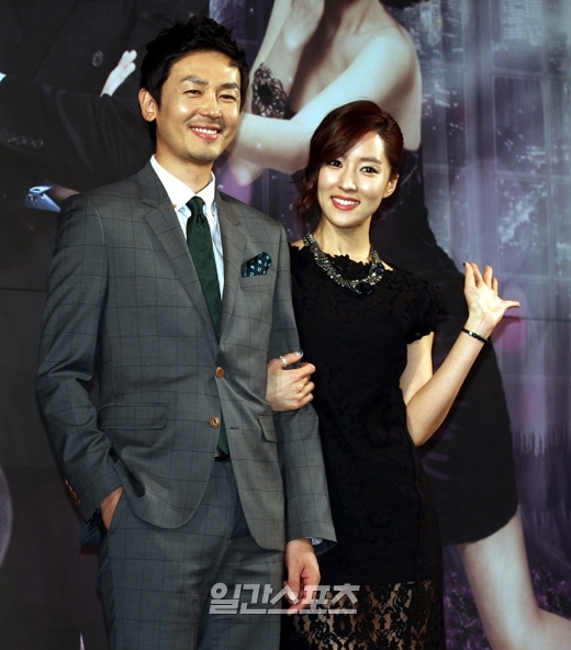 チョ・ヨンウとワン・ビンナが２７日、ドラマ「愛もお金になりますか」の制作発表会場の６３ＣＩＴＹコンベンションセンターで 、笑顔で写真撮影に応じている。