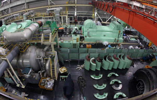 韓国霊光（ヨングァン）原子力発電所１号機の核心施設の大型タービンが姿を現した。