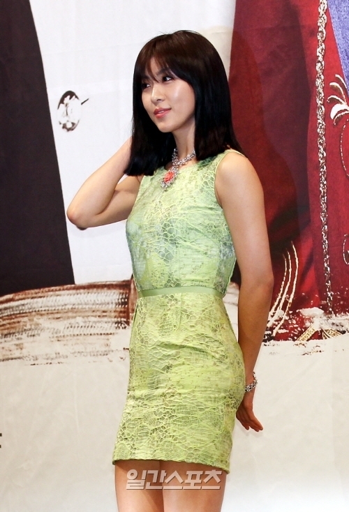 ８日、ドラマ「キング２Ｈｅａｒｔｓ」の制作発表会が行われたインペリアルパレスホテルでポーズを取っている女優のハ・ジウォン。