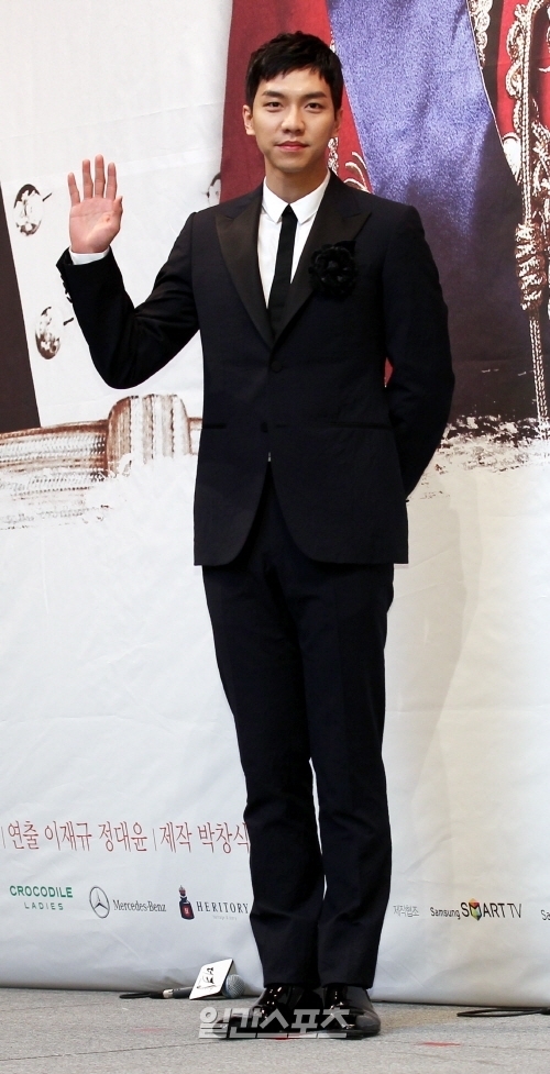 ８日、ドラマ「キング２Ｈｅａｒｔｓ」の制作発表会が行われたインペリアルパレスホテルでポーズを取っている俳優のイ・スンギ。