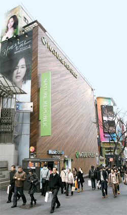 ソウル明洞の中心にある「ネイチャーリパブリック」店舗の１カ月の賃貸料は約２億ウォン（約１５００万円、保証金）。韓流ブームで外国人観光客が増え、明洞の店舗の賃貸料が大きく上がっている。