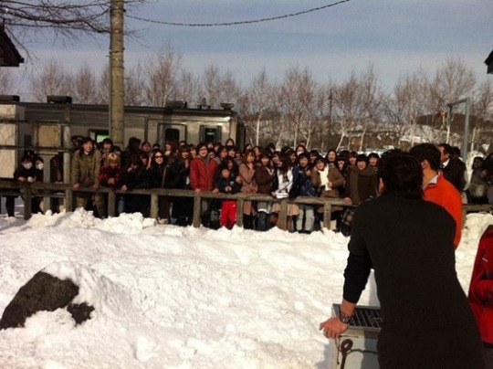 北海道ロケに集まった人々（写真＝ｔｒｅｅ　Ｊ　ｃｏｍｐａｎｙ）。