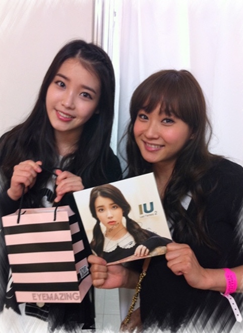 歌手ＩＵ（アイユー、左）とモーニング娘。の元メンバー藤本美貴（写真=藤本美貴のブログ）。