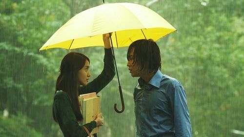 「愛の雨」でロマンチックな雰囲気を見せるユナとチャン・グンソク。