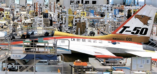 慶尚南道泗川の韓国航空宇宙産業（ＫＡＩ）工場でＫＡＩが独自開発した高等訓練機Ｔ－５０を組み立てる様子。ＫＡＩはエアバスから１２億ドルの旅客機部品供給契約を獲得した。