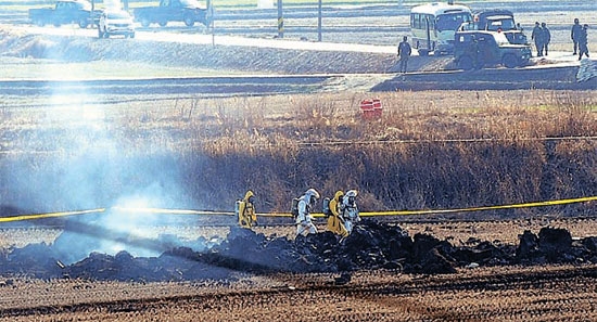 ２１日午後０時ごろ、忠清南道舒川郡華陽面花村里近くの畑に飛行訓練中だった米第７空軍所属Ｆ－１６戦闘機が墜落する事故が発生した。