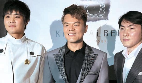 ２６日にニューヨークに正統韓国料理店「クリスタルベリ」をオープンしたＪＹＰエンターテインメントのパク・ジニョン代表（中）。左は首席料理人のデービッド・シム、右はＪＹＰフードのジュン・キム代表。