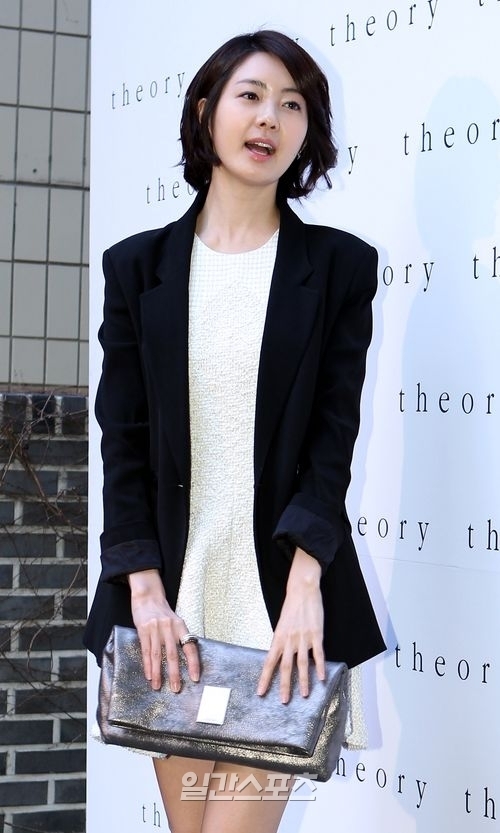 ２９日、ソウル新沙洞（シンサドン）にオープンした米国ファッションブランド「Ｔｈｅｏｒｙ（セオリー）」の店舗に登場した女優のイ・ヨウォン。