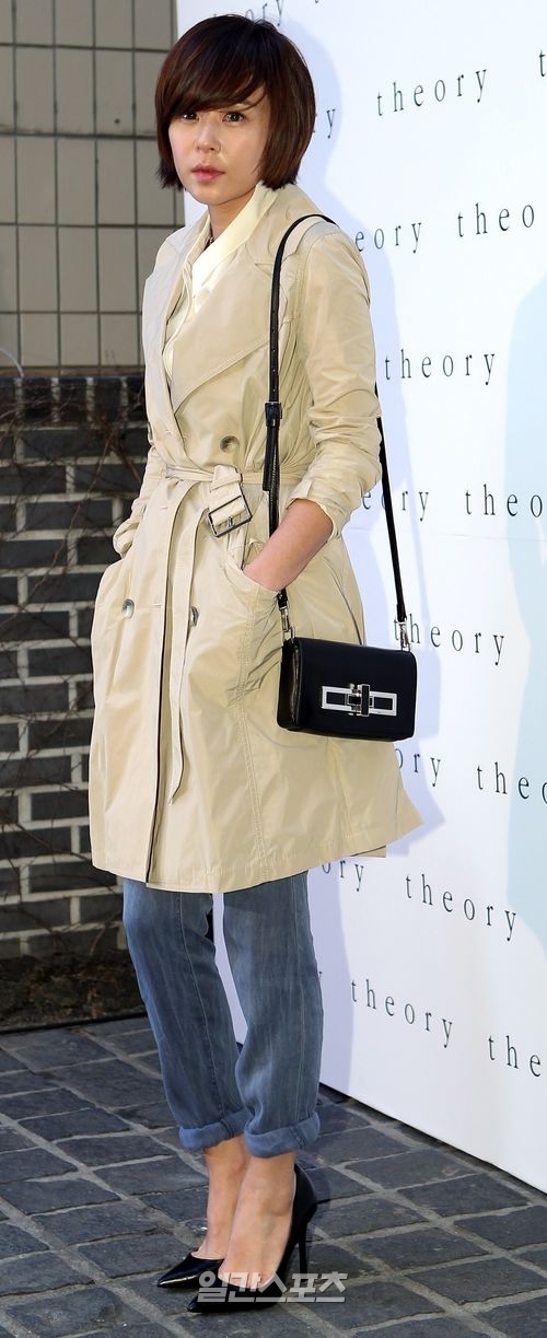 ２９日、ソウル新沙洞（シンサドン）にオープンした米国ファッションブランド「Ｔｈｅｏｒｙ（セオリー）」の店舗に登場した女優のチェ・ガンヒ。