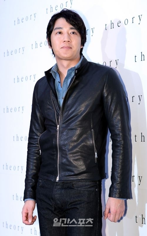２９日、ソウル新沙洞（シンサドン）にオープンした米国ファッションブランド「Ｔｈｅｏｒｙ（セオリー）」の店舗に登場した俳優のキム・レウォン。