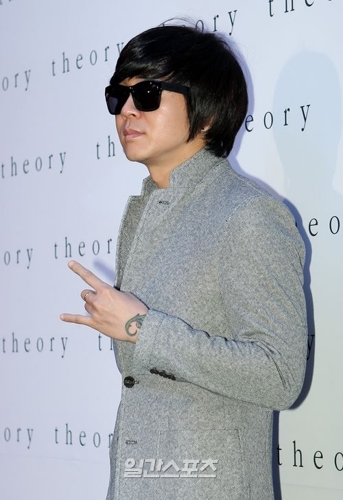 ２９日、ソウル新沙洞（シンサドン）にオープンした米国ファッションブランド「Ｔｈｅｏｒｙ（セオリー）」の店舗に登場した歌手のユン・ドヒョン。