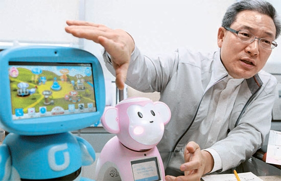 ＫＴ（旧韓国通信）ホーム顧客部門のソ・ユヨル社長が、教育用ロボット「キボット（Ｋｉｂｏｔ）」のサウジアラビア進出過程を説明している（写真＝ＫＴ）。