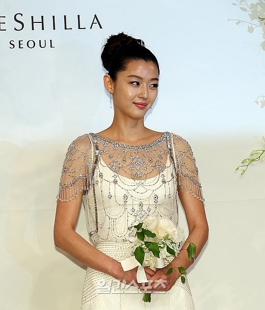 １３日、結婚式を控えてソウル奨忠洞（チャンチュンドン）の新羅ホテルに登場した女優のチョン・ジヒョン。