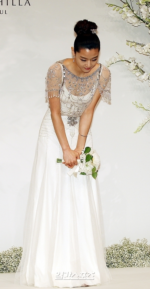 １３日、結婚式を控えてソウル奨忠洞（チャンチュンドン）の新羅ホテルに登場した女優のチョン・ジヒョン。