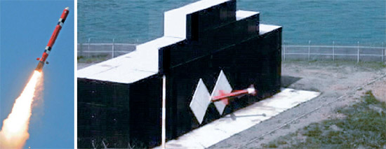 北朝鮮全域を射程圏とする射程距離１０００キロの新型クルーズミサイル（写真左）が実戦配備されていることが確認された。写真右はミサイル「玄武－３Ｂ」が窓の大きさの目標物に命中する姿を撮影した動画キャプチャー（写真＝国防部）。