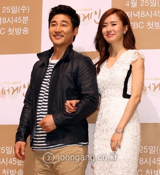 ２３日、ＪＴＢＣ「ラブアゲイン」の制作発表会が行われたソウル江南区新沙洞（カンナムグ・シンサドン）のチョンジンアートホールに登場したチョン・ノミン（左）とキム・ジス。