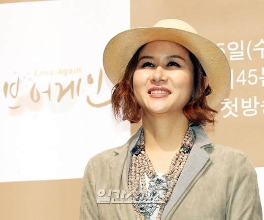 ２３日、ＪＴＢＣ「ラブアゲイン」の制作発表会が行われたソウル江南区新沙洞（カンナムグ・シンサドン）のチョンジンアートホールに登場した女優ユン・イェヒ。