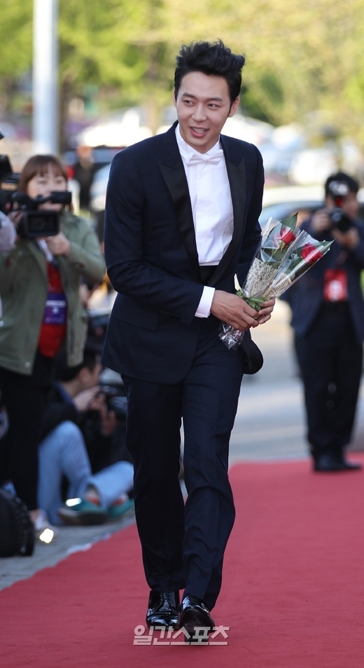 ２６日、ソウル松坡区芳イ洞（ソンパグ・バンイドン）オリンピック公園オリンピックホールで開催された「第４８回ハイウォン百想芸術大賞」授賞式のレッドカーペットに登場した俳優のパク・ユチョン。
