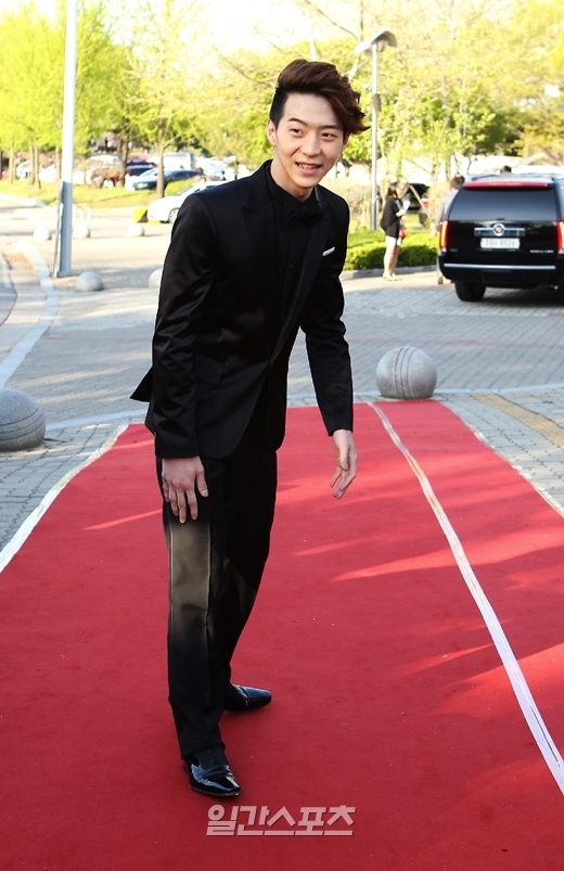 ２６日、ソウル松坡区芳イ洞（ソンパグ・バンイドン）オリンピック公園オリンピックホールで開催された「第４８回ハイウォン百想芸術大賞」授賞式のレッドカーペットに登場した俳優のパク・ユファン。