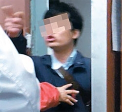 ４月２１日、ソウル永登浦区（ヨンドンポグ）の派出所で、中国人の男が「俺を罪人扱いするのか」と言いながら警察に抵抗している（写真＝永登浦警察署）。