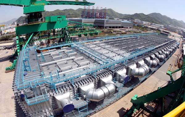 先月２８日、斗山重工業昌原（チャンウォン）工場で完成した蒸発器をサウジアラビアに送るために超大型バージ船に移す作業の様子。