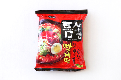 新製品が登場するなかで、赤いラーメンの代表格になりつつあるのが2009年に発売されたパルドの「トゥムセラーメン」。最近の調査によると、辛さは「辛ラーメン」の6.5倍にもなり、韓国で最も辛いラーメンとされています。