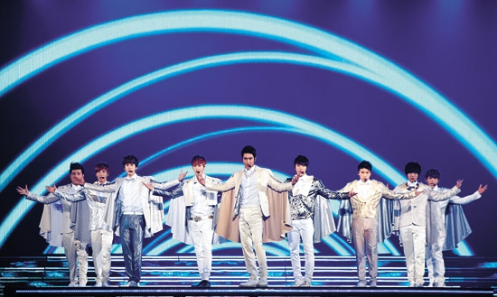 東京ドームで２回にわたる公演を行ったアイドルグループのＳＵＰＥＲＪＵＮＩＯＲ。１２～１３日に１１万人の観客を集めＫ－ＰＯＰの力を立証した（写真＝ＳＭエンターテインメント）。