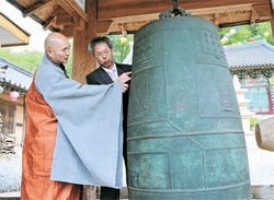 梵鐘を見るド・ジョンマン博士（右）と上院寺のホサン僧侶。