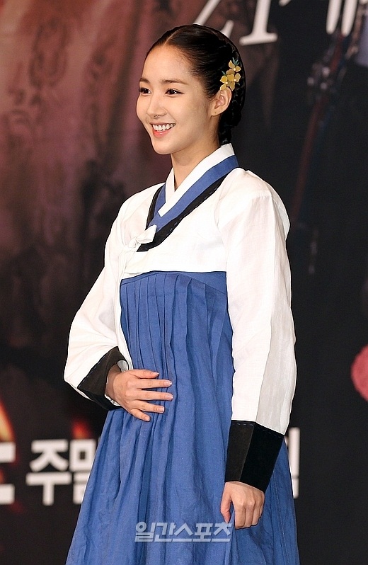 １７日、ＭＢＣ（文化放送）の週末ドラマ「タイムスリップＤｒ．ＪＩＮ」の制作発表会に登場した女優のパク・ミニョン。