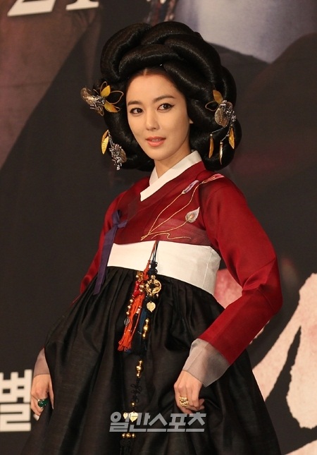 １７日、ＭＢＣ（文化放送）の週末ドラマ「タイムスリップＤｒ．ＪＩＮ」の制作発表会に登場した女優のイ・ソヨン。