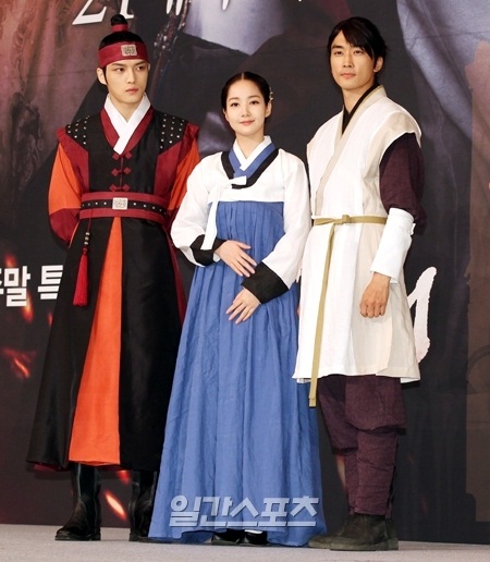 １７日、ＭＢＣ（文化放送）の週末ドラマ「タイムスリップＤｒ．ＪＩＮ」の制作発表会に登場した（左から）キム・ジェジュン、パク・ミニョン、ソン・スンホン。