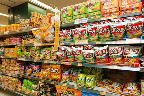 スーパーやコンビニで手軽に購入できるスナック菓子。中でもおやつに、おつまみにぴったりのポテトスナックは種類が豊富で、人気の商品が満載です。