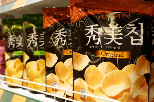農心の「秀美チップ」は、じゃがいもの品種にこだわったプレミアムポテトチップス。じゃがいもの甘みが際立つ商品で、鮮度が落ちないよう窒素充填されています。多様なポテトスナック、みなさんもお気に入りの商品を探してみてください。