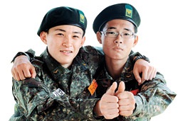 副士官訓練を受けているハン・ギヨプ氏（左）とペ・ジュンヒョン氏（写真＝国防日報）。