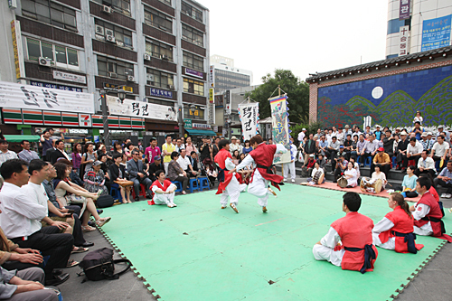 人気観光スポットである仁寺洞（インサドン）では、韓国の伝統武道であるテッキョンの演武公演が開催中です。