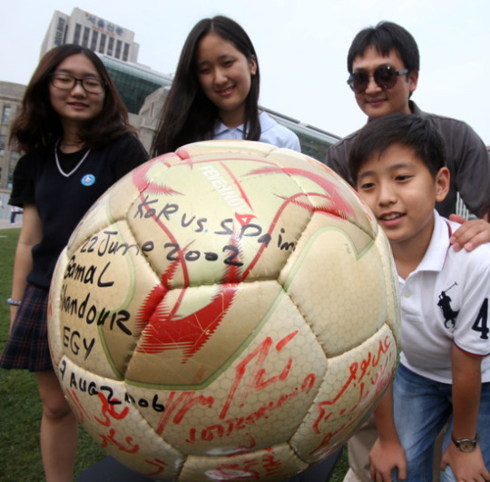 洪明甫（ホン・ミョンボ）選手が０２Ｗ杯４強進出を決定づけるＰＫを成功させた時のボール。