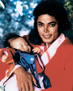 マイケル・ジャクソンが１９８８年に韓服を着て取った写真（写真＝ＬＡ中央日報）。