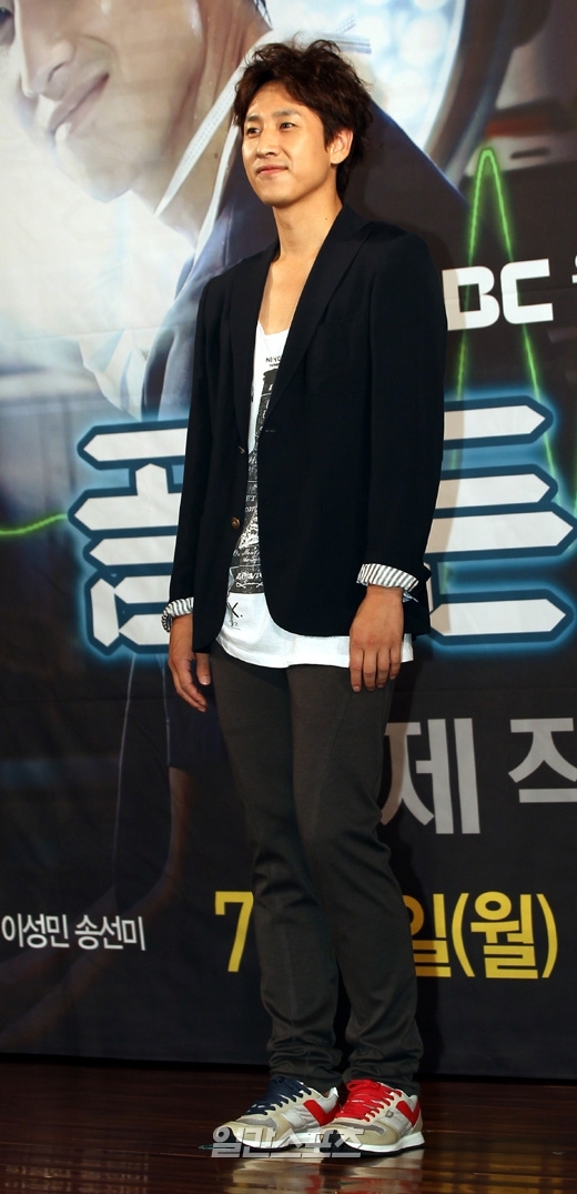 ２日、ドラマ「ゴールデンタイム」の制作発表会が行われた汝矣島（ヨイド）６３ビル・ジュニファールームに登場した俳優のイ・ソンギュン。