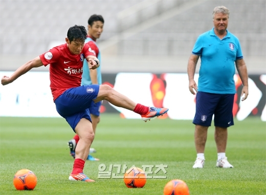 ４日、ソウルワールドカップ競技場で「ＴＥＡＭ２００２」の練習を行う崔竜洙（チェ・ヨンス）。