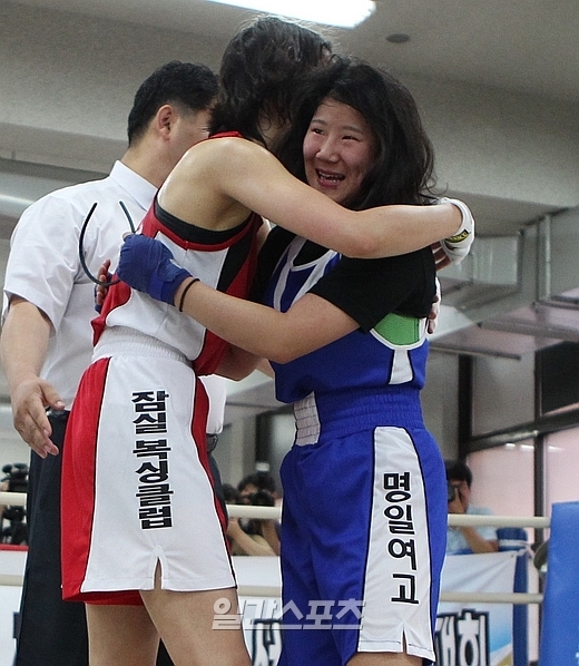 ６日、韓国体育第大学校ボクシング競技場で行われたソウル市ボクシング選抜戦で、相手選手と健闘を称えあう女優のイ・シヨン（左）。