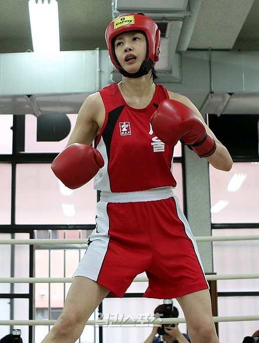 ６日、韓国体育第大学校ボクシング競技場で行われたソウル市ボクシング選抜戦で勝利を収めた女優のイ・シヨン。