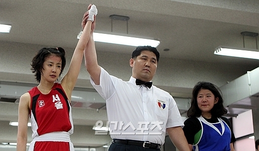 ６日、韓国体育第大学校ボクシング競技場で行われたソウル市ボクシング選抜戦で勝利を収めた女優のイ・シヨン（左）。