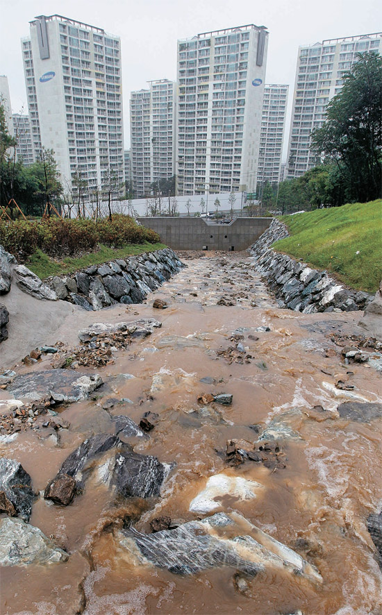６日、ソウル牛眠山（ウミョンサン）の土砂崩れ復旧現場の渓谷に水が流れている。