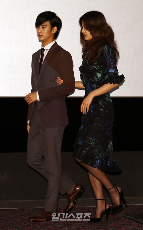 １０日、 ＣＧＶ往十里（ワンシムリ）で行われた映画『泥棒たち』の試写会に登場したキム・スヒョン（左）とチョン・ジヒョン。