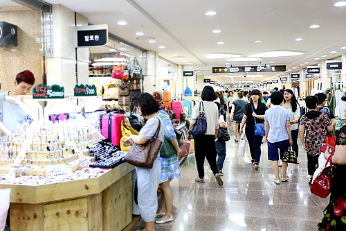 ソウル市内に20ヶ所以上ある地下ショッピングセンターは、多くが地下鉄駅直結。先月末リニューアルオープンした江南ターミナル地下ショッピングセンターは洋服から生活用品までそろっていて便利です。