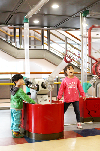 お子さん連れに好評なのが、サムスン子ども博物館(写真)。クレーンを使って家作りをしたり、模擬スタジオでテレビ放送をしたりと、体験型の博物館です。また、景福宮(キョンボックン)内にある国立子ども博物館も、映像や模型などを使って様々な体験ができ、親子で楽しめます。