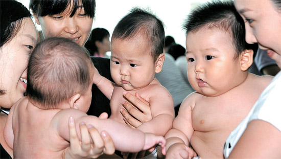 １１日、「健康母乳授乳児　選抜大会」が大田（テジョン）市庁の大講堂で行われ、母親が赤ちゃんにあいさつさせている。。