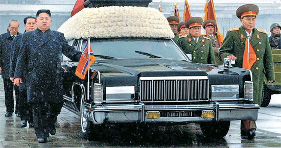 金正日総書記の霊柩車を先頭で護衛する李英鎬（リ・ヨンホ）　　北朝鮮の金正恩（キム・ジョンウン）第１書記（左）と党・政・軍の核心人物が昨年１２月２８日、金正日（キム・ジョンイル）告別式で霊柩車を護衛している。 彼らは「護衛７人組」と呼ばれたが、金永春（キム・ヨンチュン）人民武力部長、禹東測（ウ・ドンチュク）国家安全保衛部第１副部長に続き、１５日、李英鎬（リ・ヨンホ）総参謀長（右）が解任された。 金正恩の後ろに張成沢（チャン・ソンテク）国防委副委員長、金己男（キム・ギナム）党秘書、崔泰福（チェ・テボク）最高人民会議議長。 李英鎬の後ろは金永春（キム・ヨンチュン）、金正覚（キム・ジョンガク）軍総政治局第１副局長、禹東測（ウ・ドンチュク）。